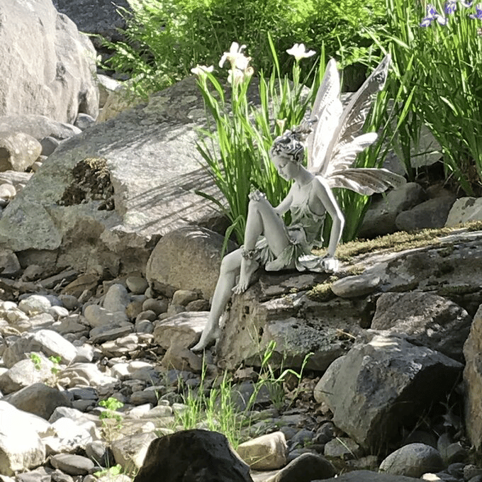 Statue de fée assise