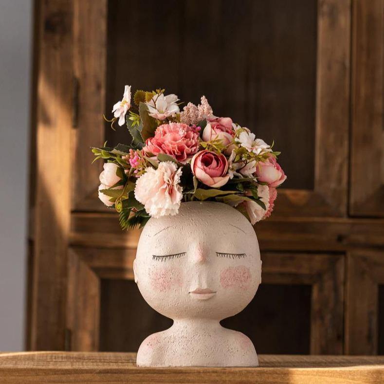 Vase à fleurs avec visage endormi et rêve paisible