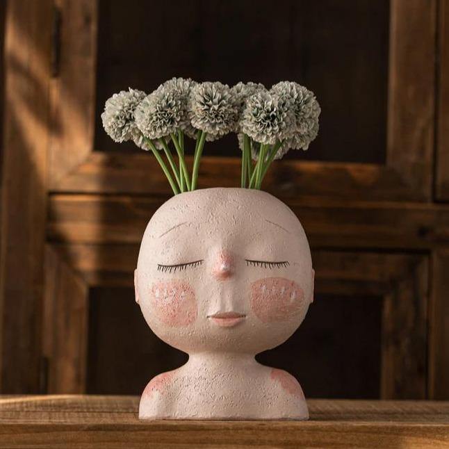 Vase à fleurs avec visage endormi et rêve paisible