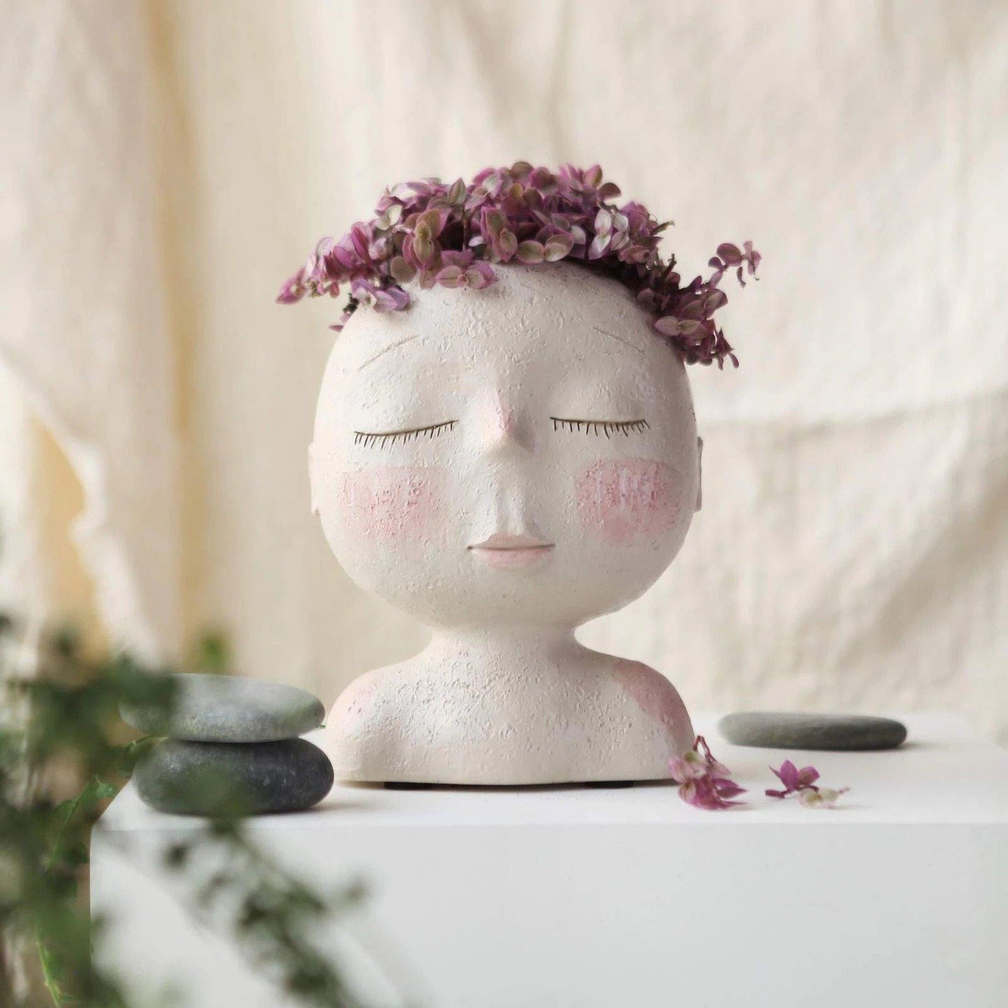 Vase à fleurs avec visage endormi et rêve paisible