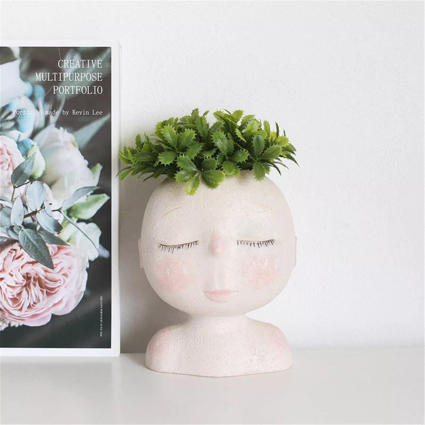 Vase à fleurs avec visage endormi et rêve paisible