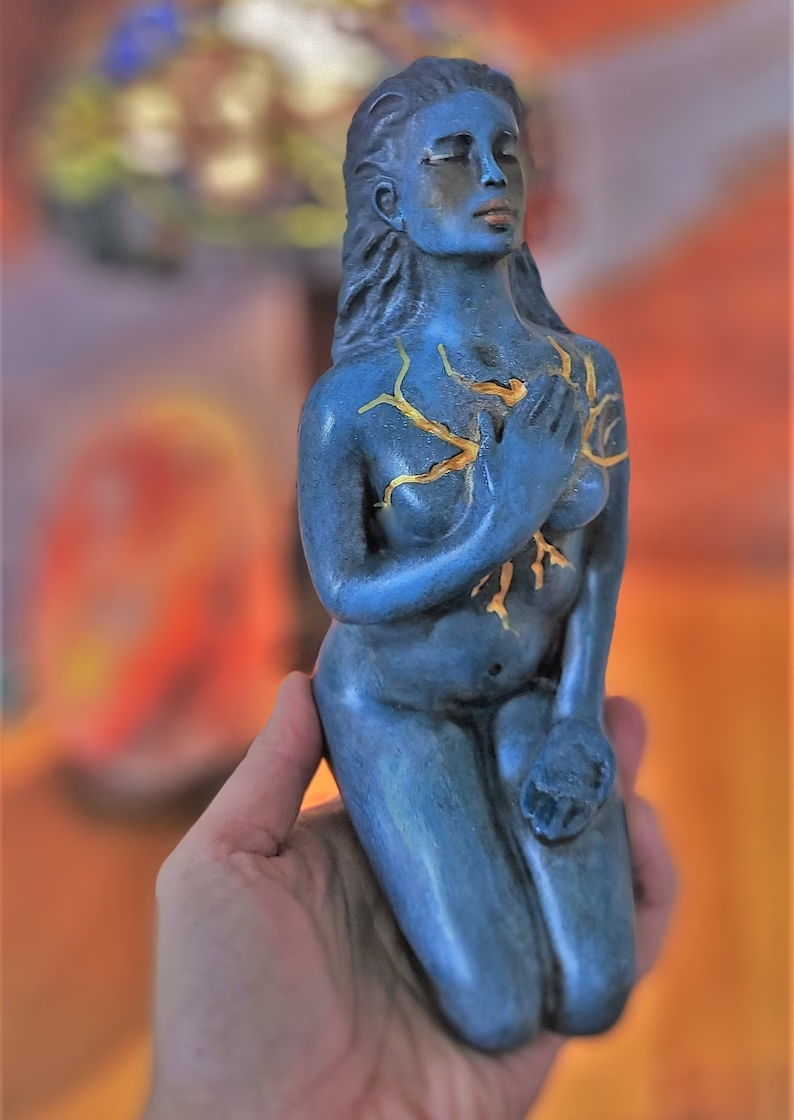 Sculpture de la divinité de l’amour de soi et de l’esprit façonnant