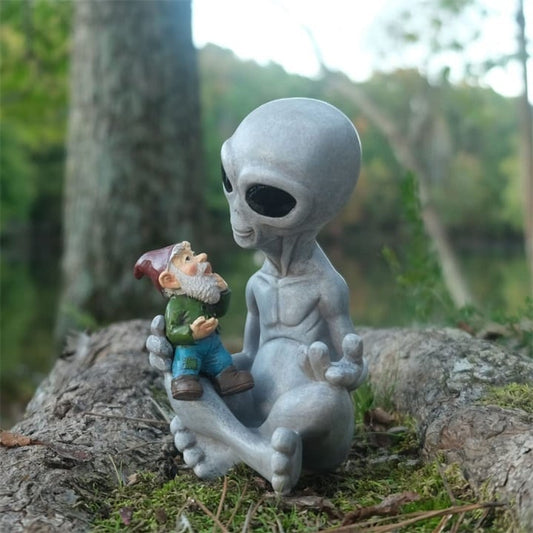 🔥Buy 2 Free Shipping-👽Alien Holding Gnome Garden Decor